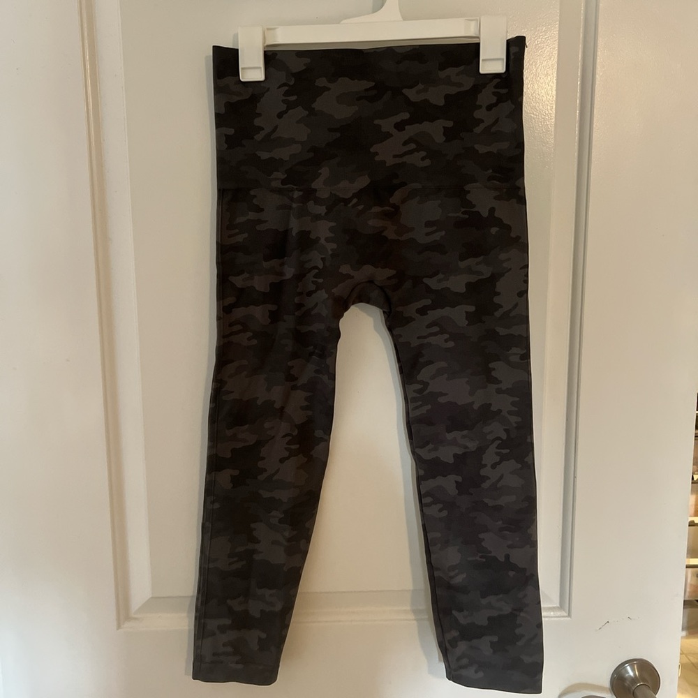 Spanx Camo shaping capri leggings
